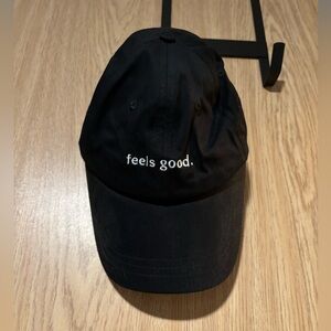 P’tula black feelsGood hat - EUC
